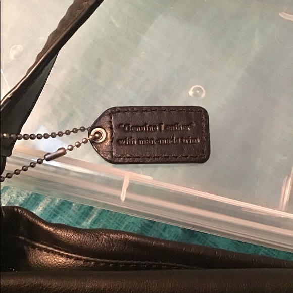 St. John’s Bay Leather Shoulder Bag with Front Pocket in Black. - Picture 4 of 5